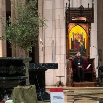 El cardenal José Cobo, en la catedral de la Almudena