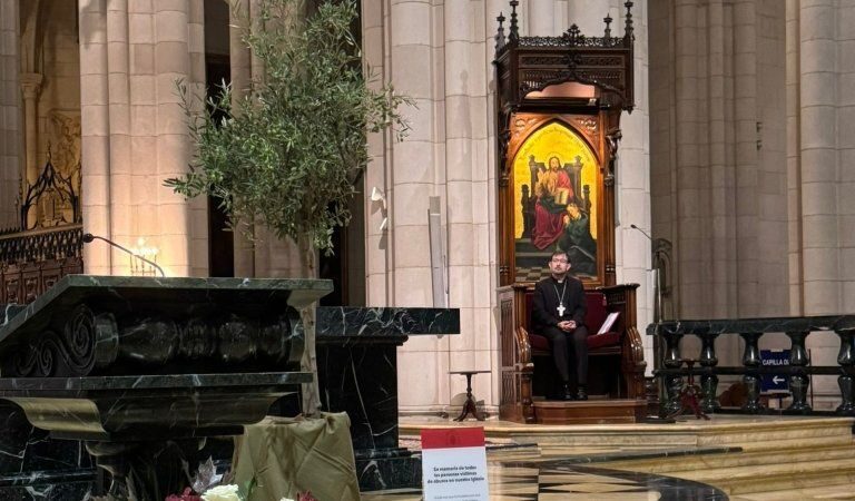 El cardenal José Cobo, en la catedral de la Almudena