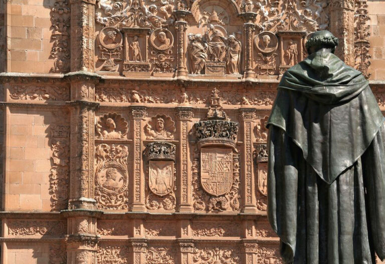 Estatua de Fray Luis de León ante la Universidad de Salamanca