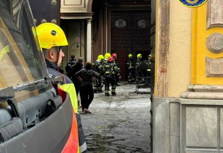 La Hermandad del Silencio de Sevilla vuelve a la normalidad tras el incendio en el atrio