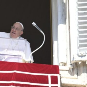 Francisco invita en el ángelus a “mirar y tocar” la realidad de los más pobres