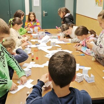 Alumnos salesianos crean un juego de cartas para conocer las diversas religiones