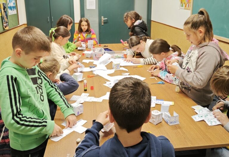 Alumnos salesianos crean un juego de cartas para conocer las diversas religiones