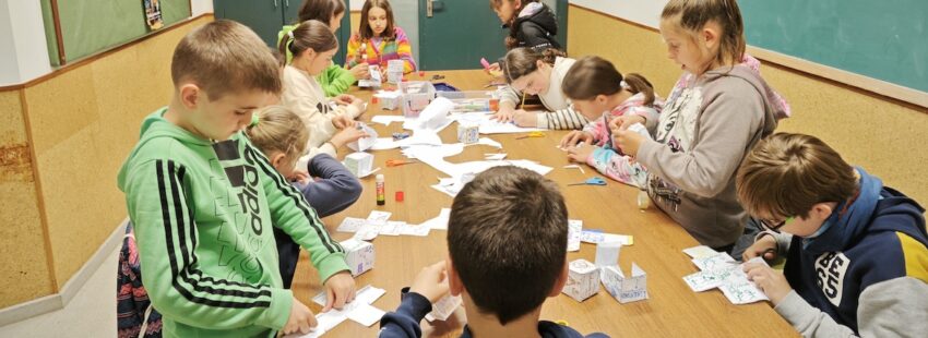 Alumnos salesianos crean un juego de cartas para conocer las diversas religiones