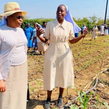 Sor Junza Mwangani explica el éxito del proyecto a Sor Jane Wakahiu, responsable del programa