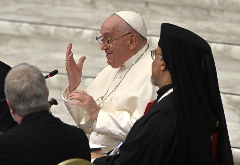 El papa Francisco, con los participantes del Sínodo de la Sinodalidad