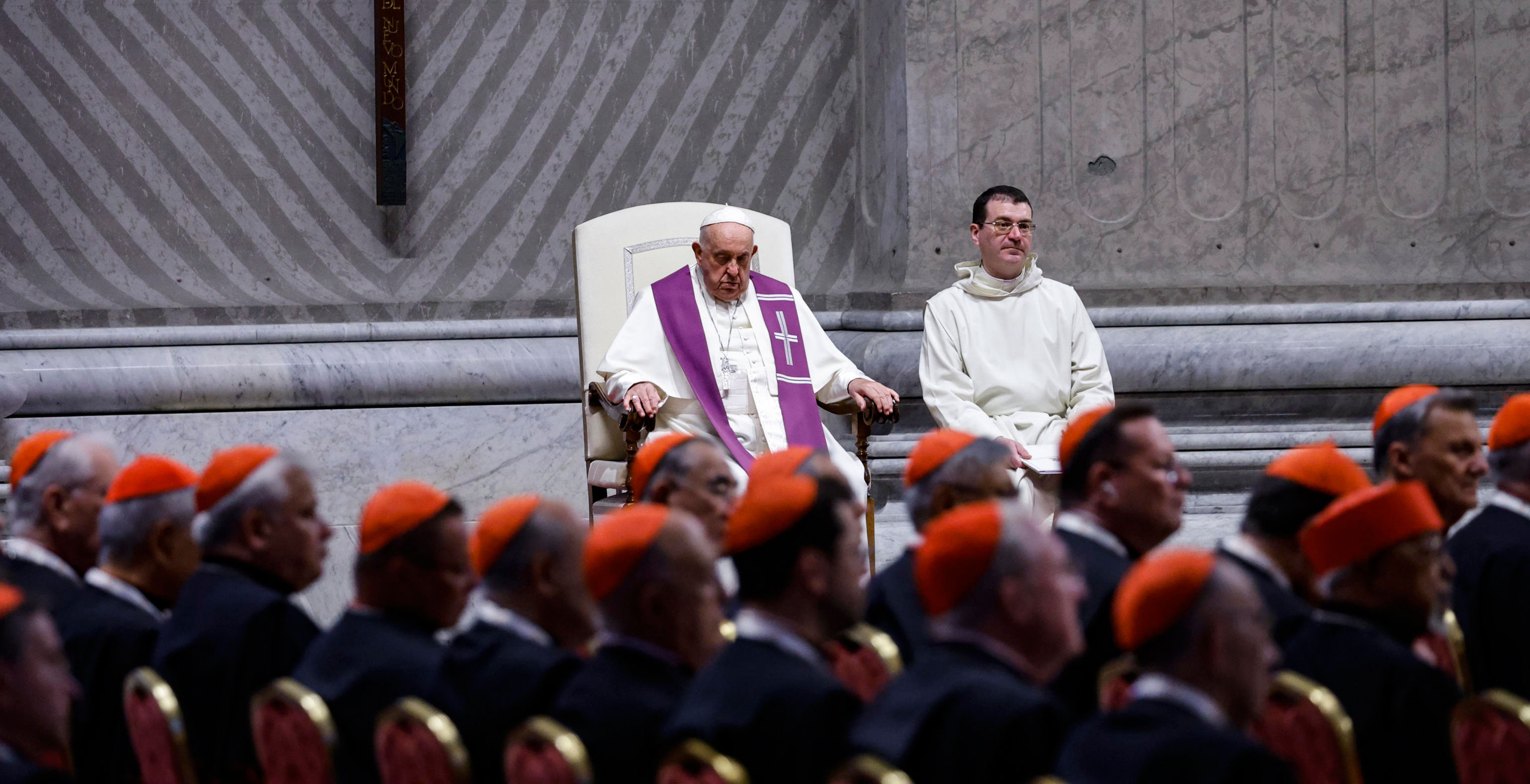 El papa Francisco, durante la vigilia penitencial previa a la II Sesión del Sínodo de la