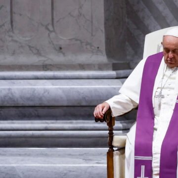 El papa Francisco, durante la vigilia penitencial previa a la II Sesión del Sínodo de la