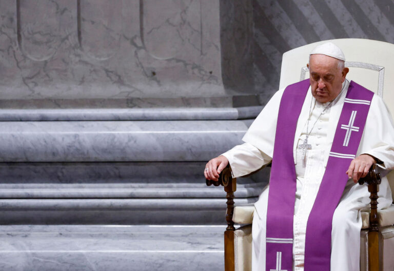 El papa Francisco, durante la vigilia penitencial previa a la II Sesión del Sínodo de la