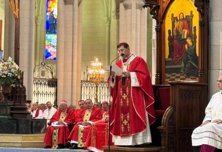 El cardenal arzobispo de Madrid, José Cobo, en la catedral de la Almudena