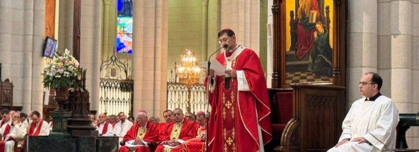 El cardenal arzobispo de Madrid, José Cobo, en la catedral de la Almudena