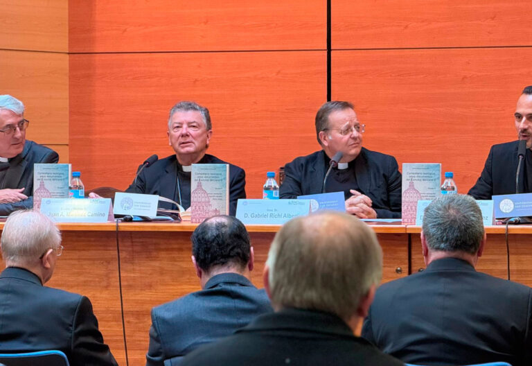 Juan Antonio Martínez Camino presenta su libro