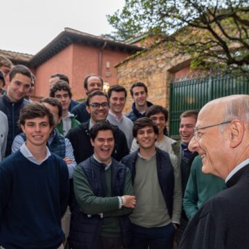 El prelado del Opus Dei, Fernando Ocáriz, en un encuentro de jóvenes en Roma