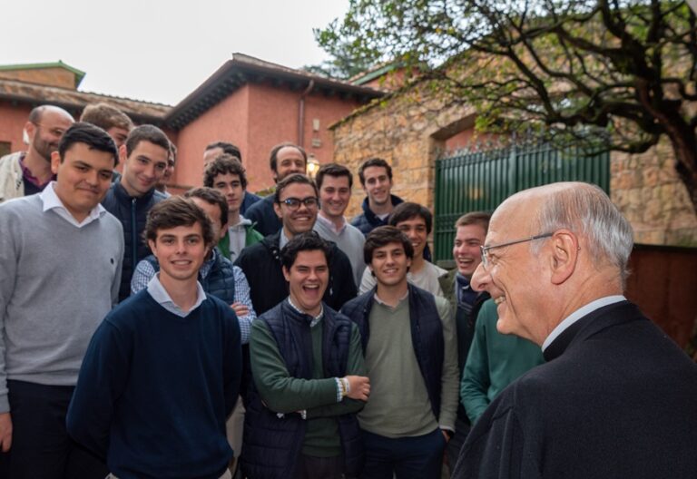 El prelado del Opus Dei, Fernando Ocáriz, en un encuentro de jóvenes en Roma