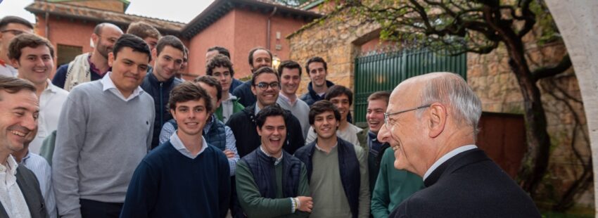 El prelado del Opus Dei, Fernando Ocáriz, en un encuentro de jóvenes en Roma