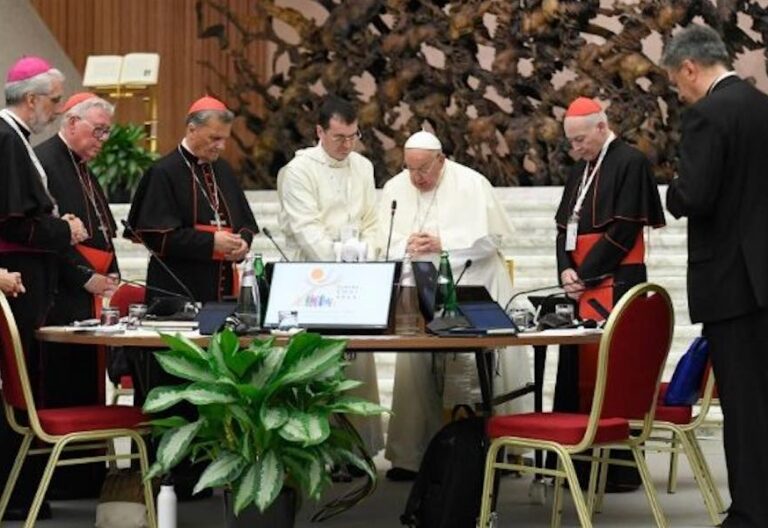 El papa Francisco en la segunda sesión de la XVI Asamblea General Ordinaria del Sínodo de los