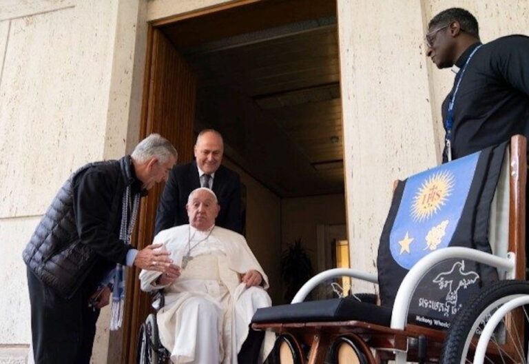 El jesuita español Kike Figaredo dona al Papa una silla de ruedas hecha a mano por supervivientes