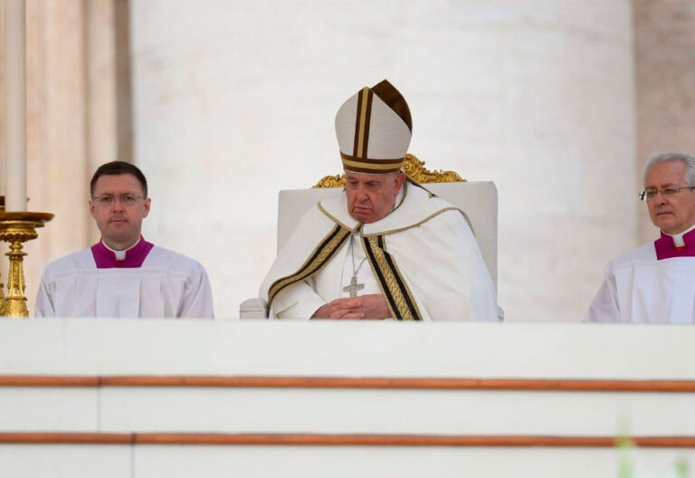 El papa Francisco en la misa de reapertura del Sínodo