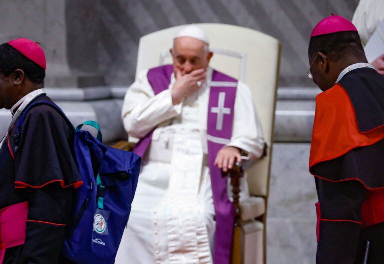 El papa Francisco, durante la vigilia penitencial previa a la II Sesión del Sínodo de la