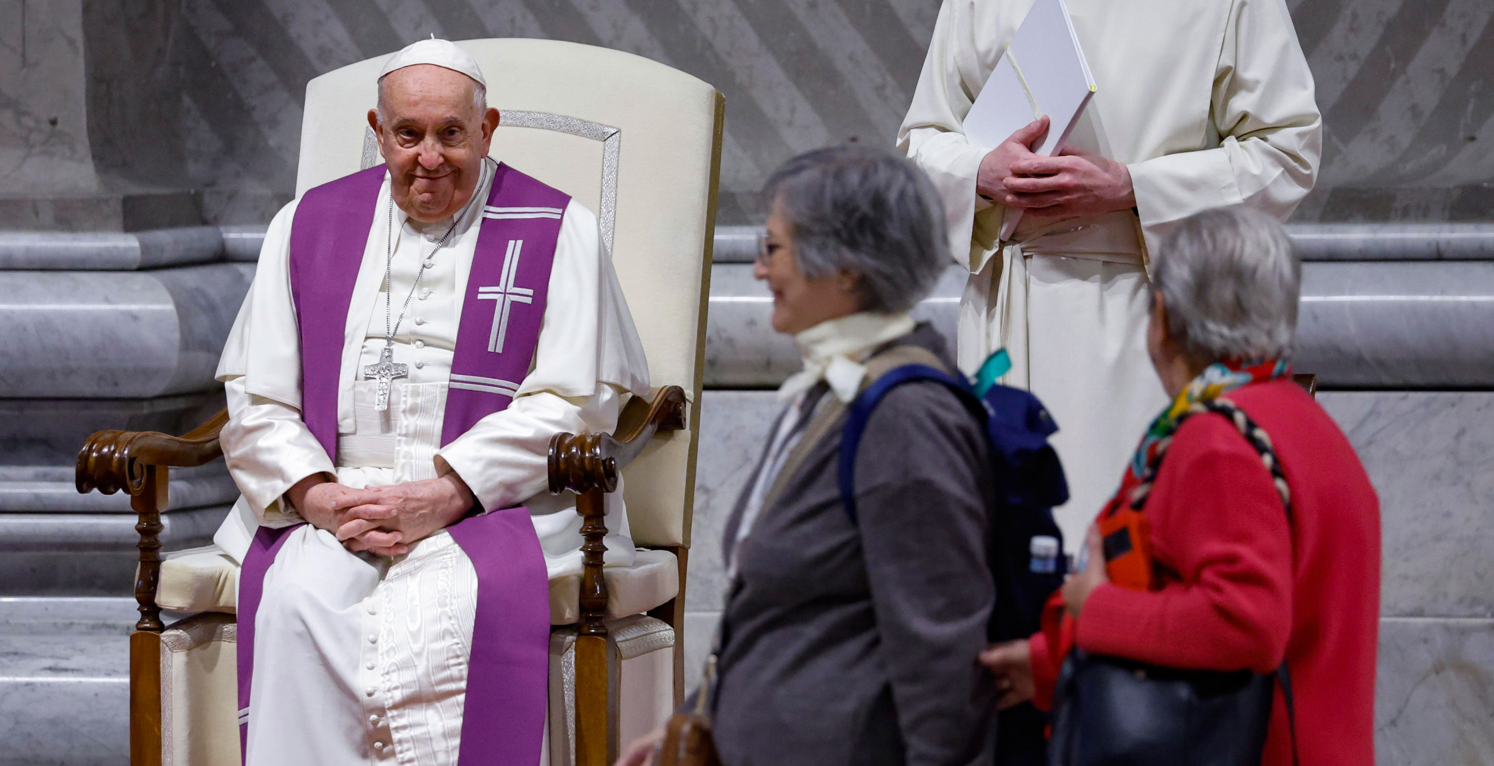 El papa Francisco, durante la vigilia penitencial previa a la II Sesión del Sínodo de la