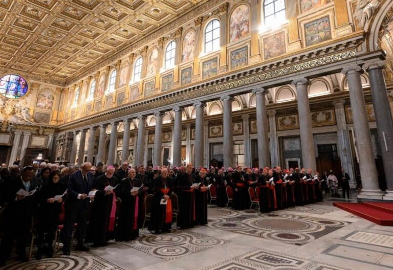 El Papa Francisco, en la oración por la paz en Santa María la Mayor