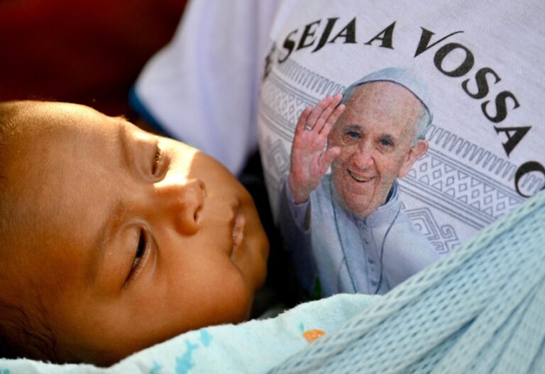 Un bebé, durante el viaje del papa Francisco a Timor