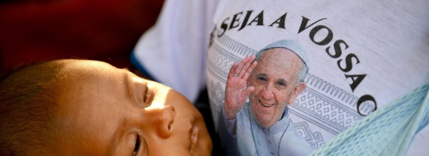 Un bebé, durante el viaje del papa Francisco a Timor