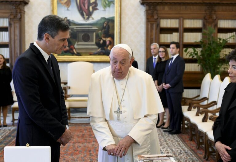 El presidente Pedro Sánchez, con el papa Francisco, el 11 de octubre de 2024