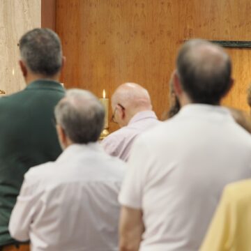 Un sacerdote celebra misa en la parroquia Sagrada Familia de Valladolid