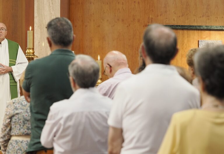 Un sacerdote celebra misa en la parroquia Sagrada Familia de Valladolid