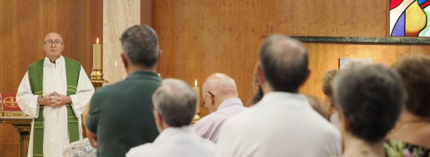 Un sacerdote celebra misa en la parroquia Sagrada Familia de Valladolid