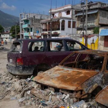 Vehículos incendiados en Haití