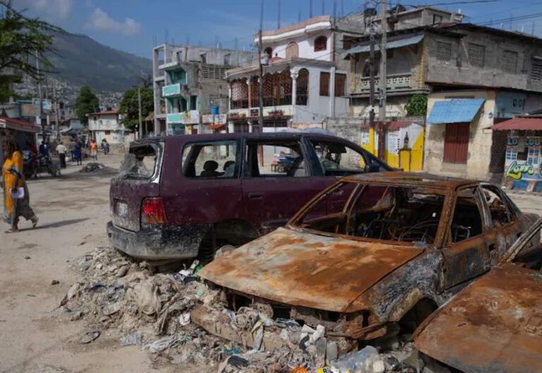 Vehículos incendiados en Haití