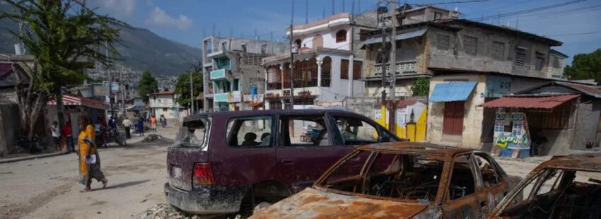 Vehículos incendiados en Haití