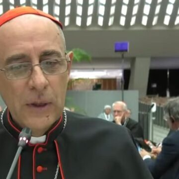 El cardenal Fernández acoge las críticas de las mujeres del Sínodo y les pide ahora aportaciones