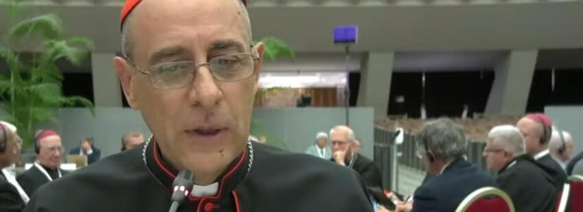 El cardenal Fernández acoge las críticas de las mujeres del Sínodo y les pide ahora aportaciones