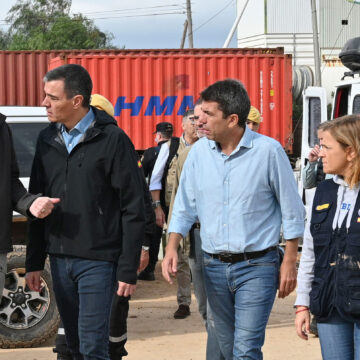 El presidente del Gobierno, Pedro Sánchez (2i), junto al rey Felipe (i), el presidente de la