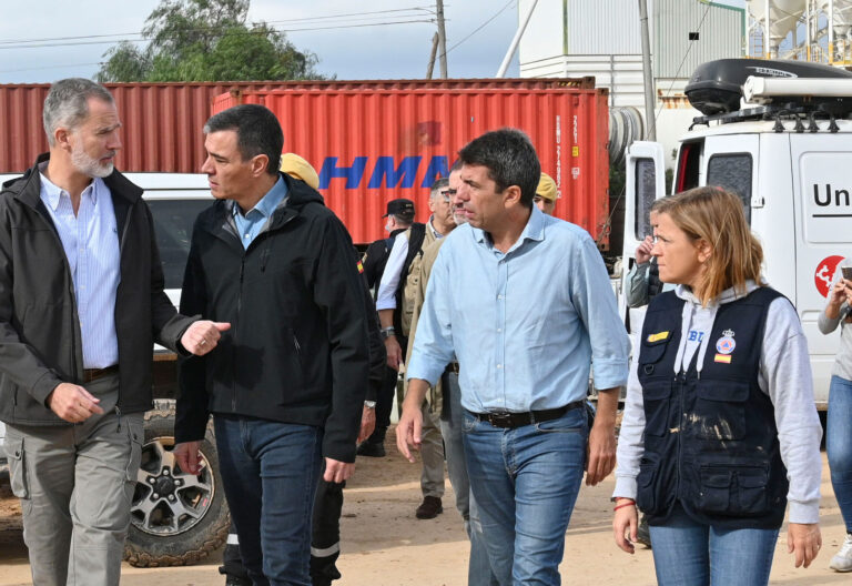 El presidente del Gobierno, Pedro Sánchez (2i), junto al rey Felipe (i), el presidente de la