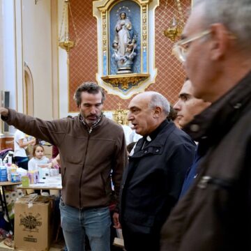 El arzobispo de Valencia, Enrique Benavent, en la parroquia de La Torre