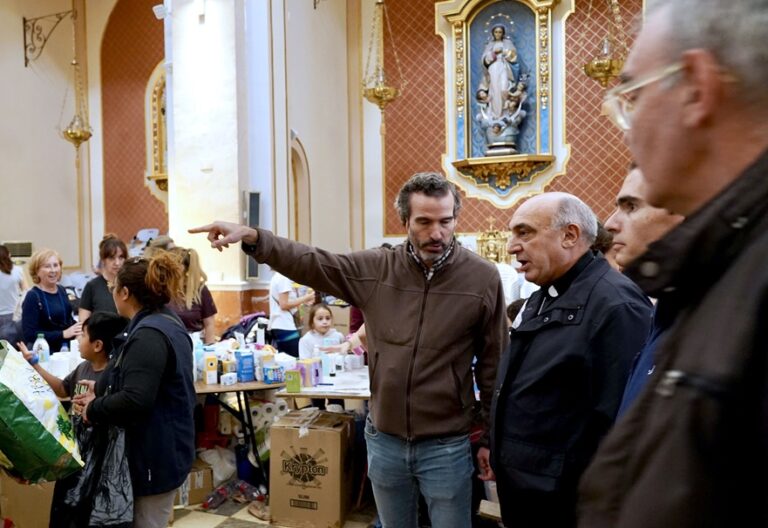 El arzobispo de Valencia, Enrique Benavent, en la parroquia de La Torre