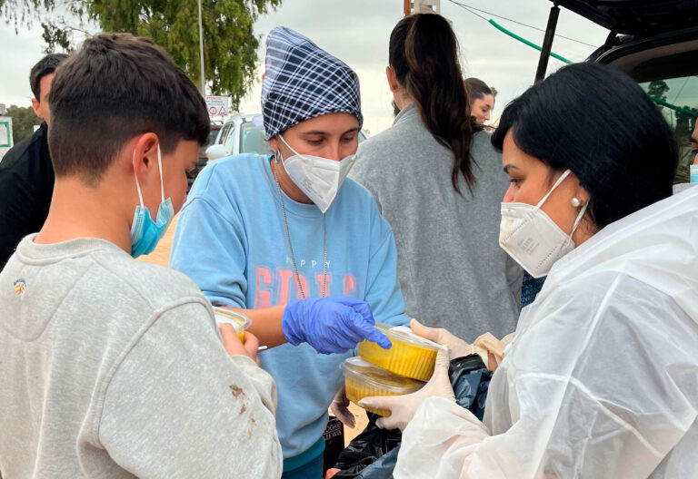 La religiosa Clara Medina, con el equipo de voluntarios en Algemesí