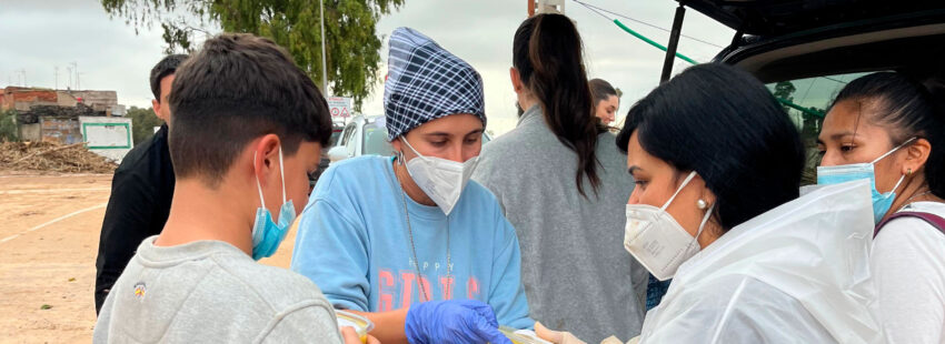 La religiosa Clara Medina, con el equipo de voluntarios en Algemesí