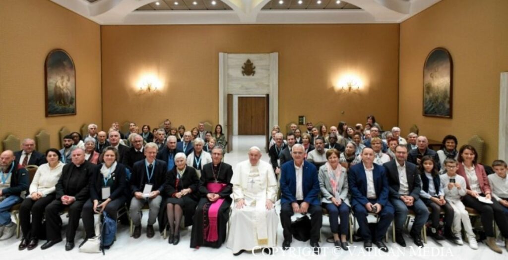 El Papa recibe a la delegación del 'Foyer Notre-Dame des sans abri' (fuente: Vatican Media)