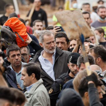 Insultos y lanzamiento de barro a la comitiva de los reyes al llegar al centro de Paiporta