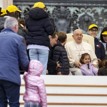 El papa Francisco, en la audiencia general, con niños