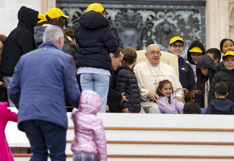 El papa Francisco, en la audiencia general, con niños