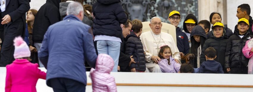 El papa Francisco, en la audiencia general, con niños