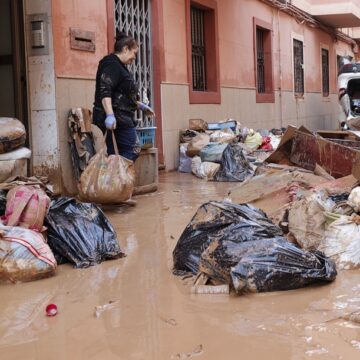 CATARROJA (VALENCIA), 31/10/2024.- Una mujer saca de su vivienda sus pertenecias tras las intensas