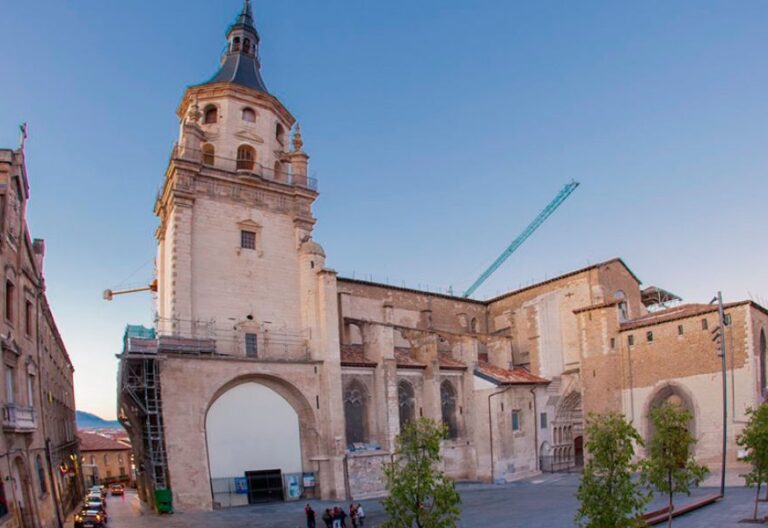 El veto de la diócesis de Vitoria al rodaje de “El Sacamantecas” en la catedral enfurece a la