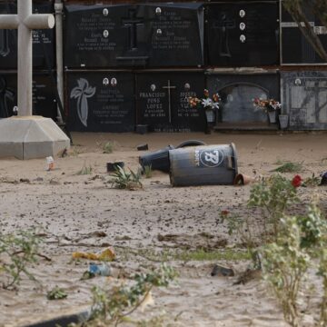 ALFAFAR, 02/11/2024.- Destrozos en el cementerio de la localidad de Alfafar, en Valencia, este